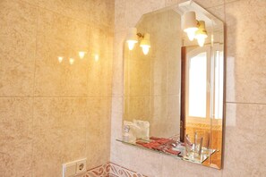 Shower, hair dryer, bidet, towels