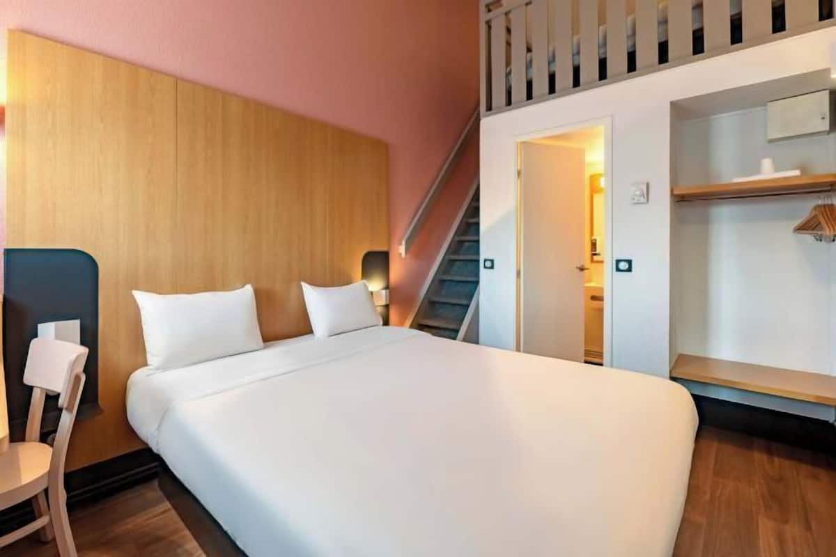 Ropa de cama de alta calidad, escritorio y insonorización
