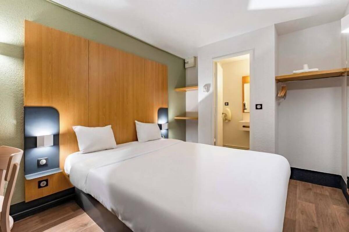 Ropa de cama de alta calidad, escritorio y insonorización