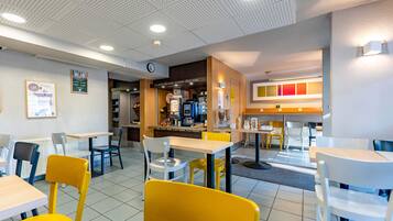 Café da manhã com buffet todos os dias mediante uma taxa