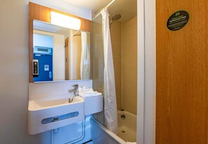 Shower, hair dryer, towels - B&B HOTEL Saint-Etienne La Terrasse (Villars)
