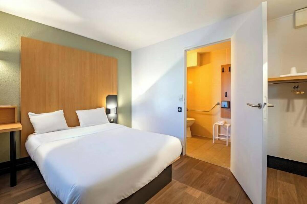 Ropa de cama de alta calidad, escritorio y insonorización 