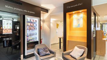 Coin salon dans le hall