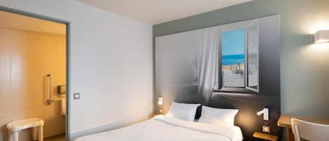 Quarto casal standard, acessível, para não fumantes | Roupas de cama premium, escrivaninha, espaço de trabalho para notebook