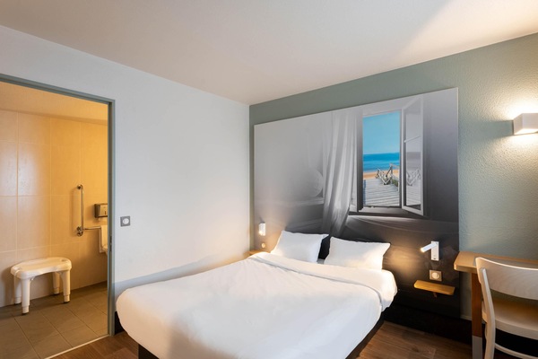Standard Double Room, Accessible, Non Smoking | Premium bedding, desk, laptop workspace, blackout drapes