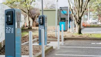 Electric vehicle charging stations with a clear label of '22 KW MAX' and 'ENGIE Viapeo' branding.