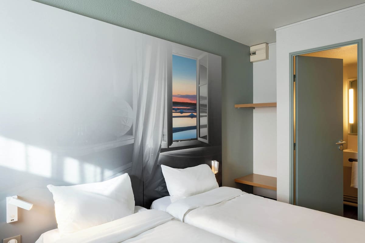 Twin Room, Non Smoking | Premium bedding, desk, laptop workspace, blackout drapes