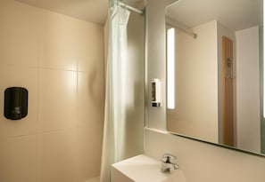 Douche, sèche-cheveux, serviettes fournies