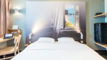 Luxe beddengoed, een bureau, een laptopwerkplek