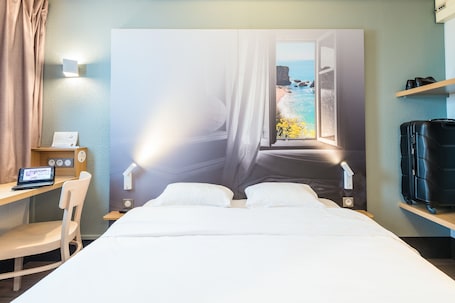 Premium bedding, desk, laptop workspace, blackout curtains. B&B HOTEL Saint-Nazaire Trignac