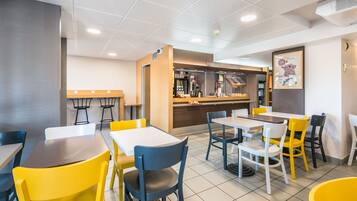 Petit déjeuner buffet servi tous les jours en supplément