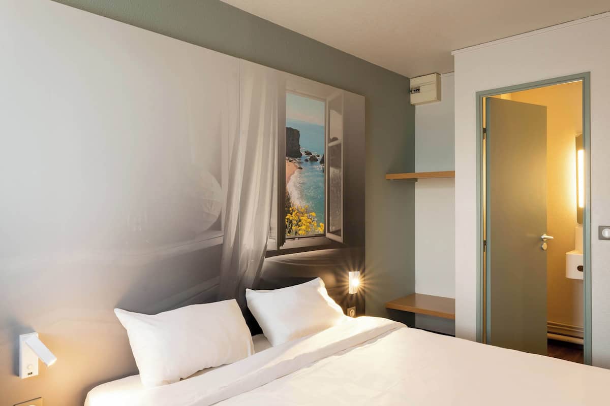 Double Room, 1 Queen Bed, Non Smoking | Premium bedding, desk, laptop workspace, blackout drapes