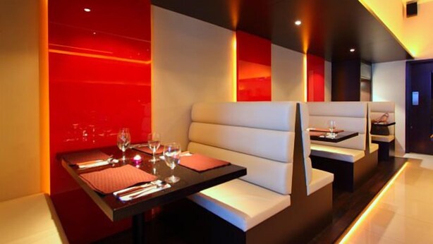 A modern restaurant with booth seating and a long table. - Seasons View Hotel (Kuantan)