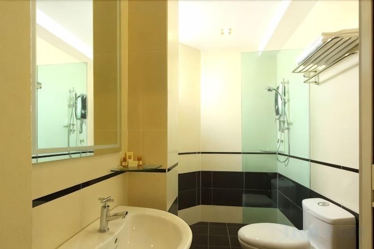 Kamar mandi | Shower, perlengkapan mandi gratis, pengering rambut, dan kloset