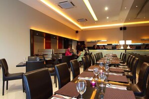 حيث تُقدم وجبات الإفطار، الغداء، العشاء، الأطباق العالمية