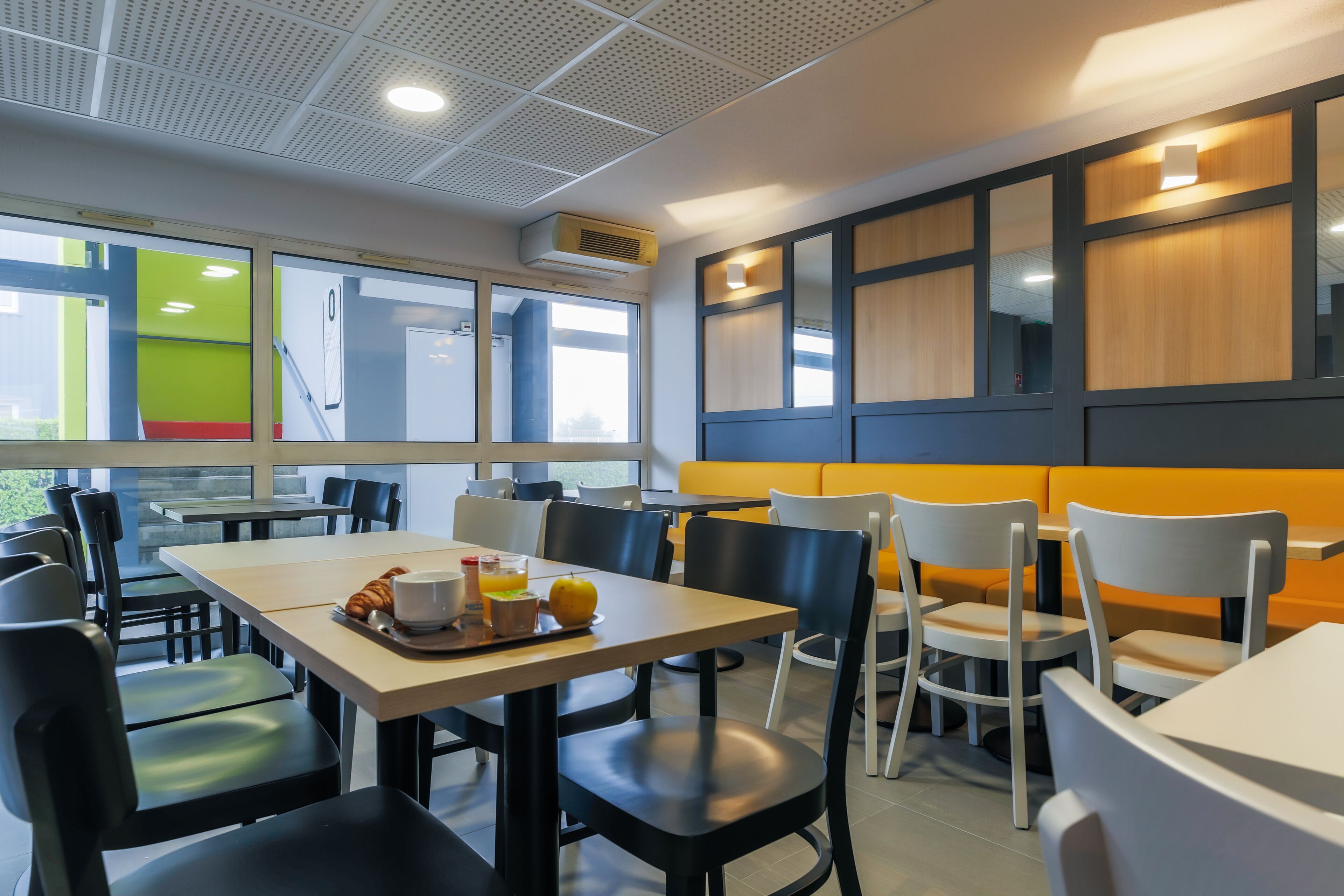 每日付費供應吃到飽早餐
