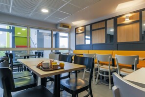 Daily buffet breakfast for a fee - B&B HOTEL Metz Augny (Augny)