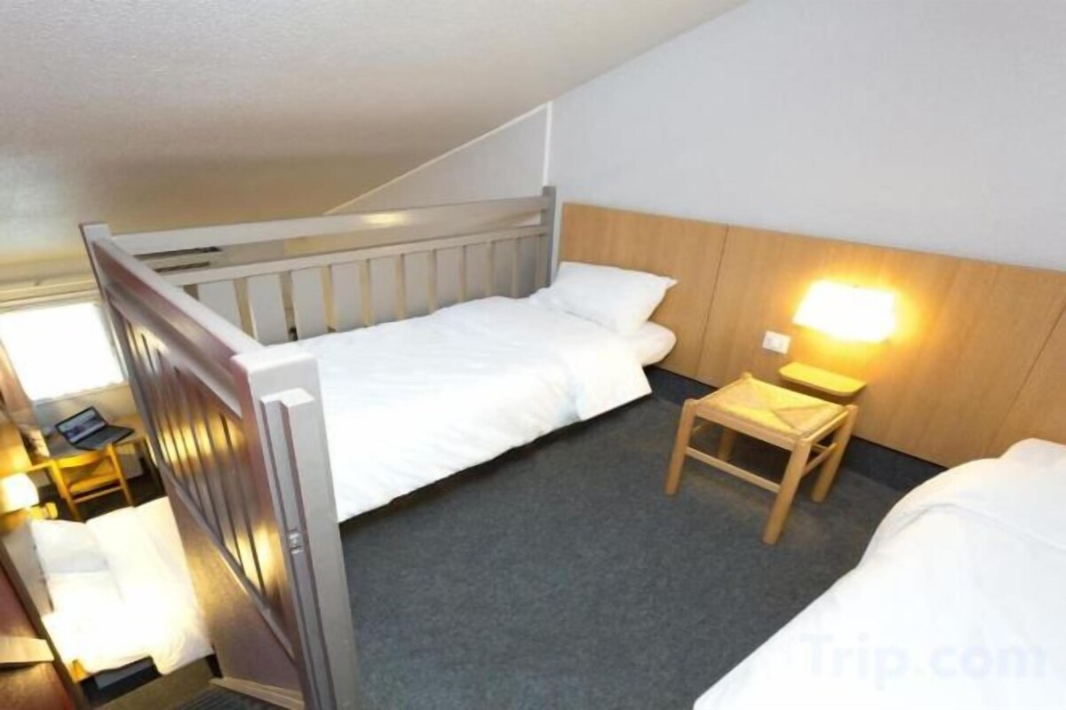 Premium bedding, desk, soundproofing, free WiFi