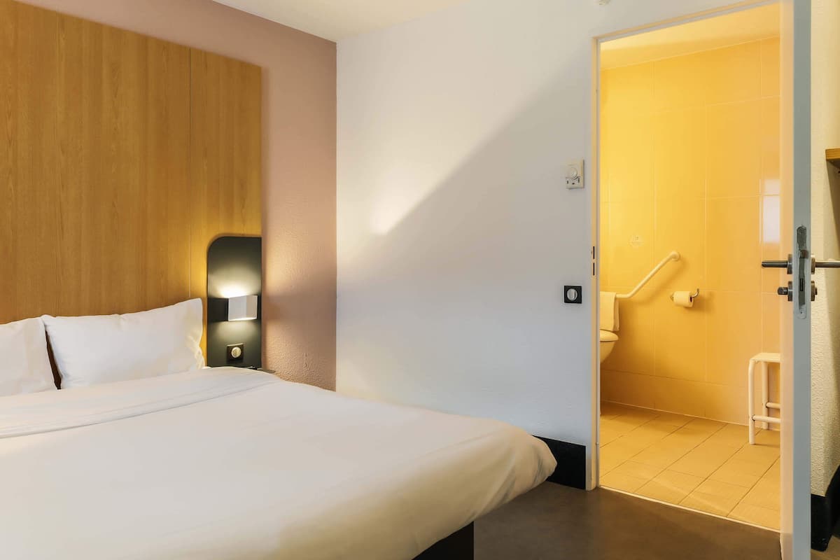 Double Room, Accessible, Non Smoking | Premium bedding, desk, soundproofing, free WiFi