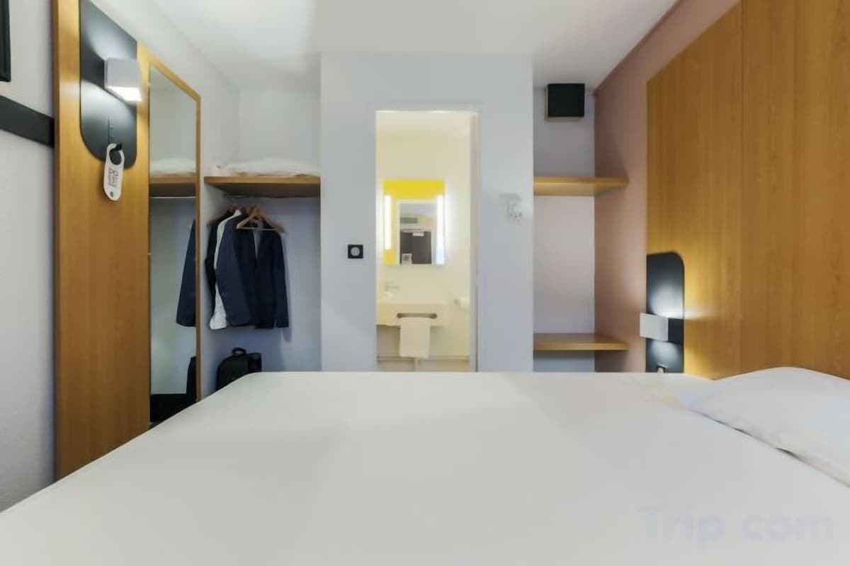 Premium bedding, desk, soundproofing, WiFi (free)