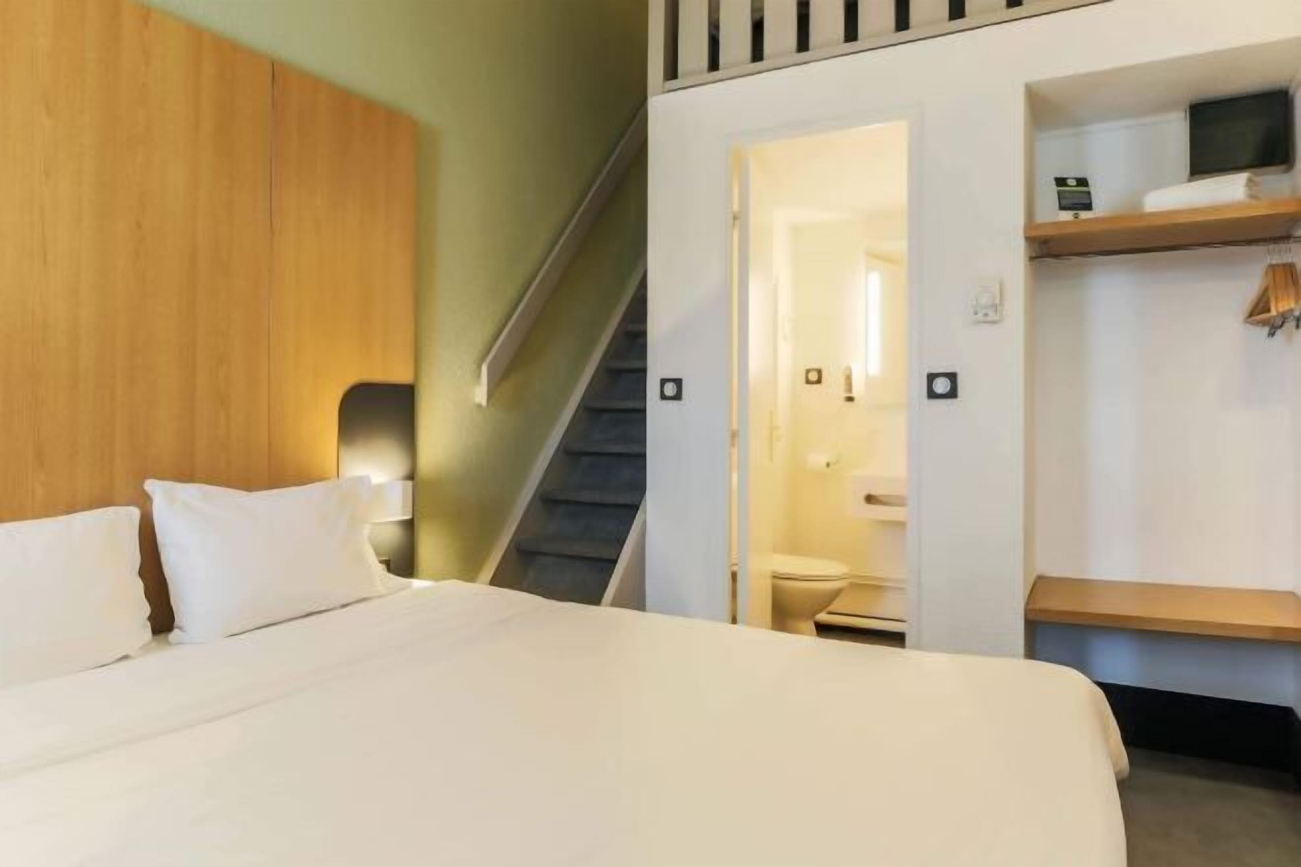 Premium bedding, desk, soundproofing, free WiFi
