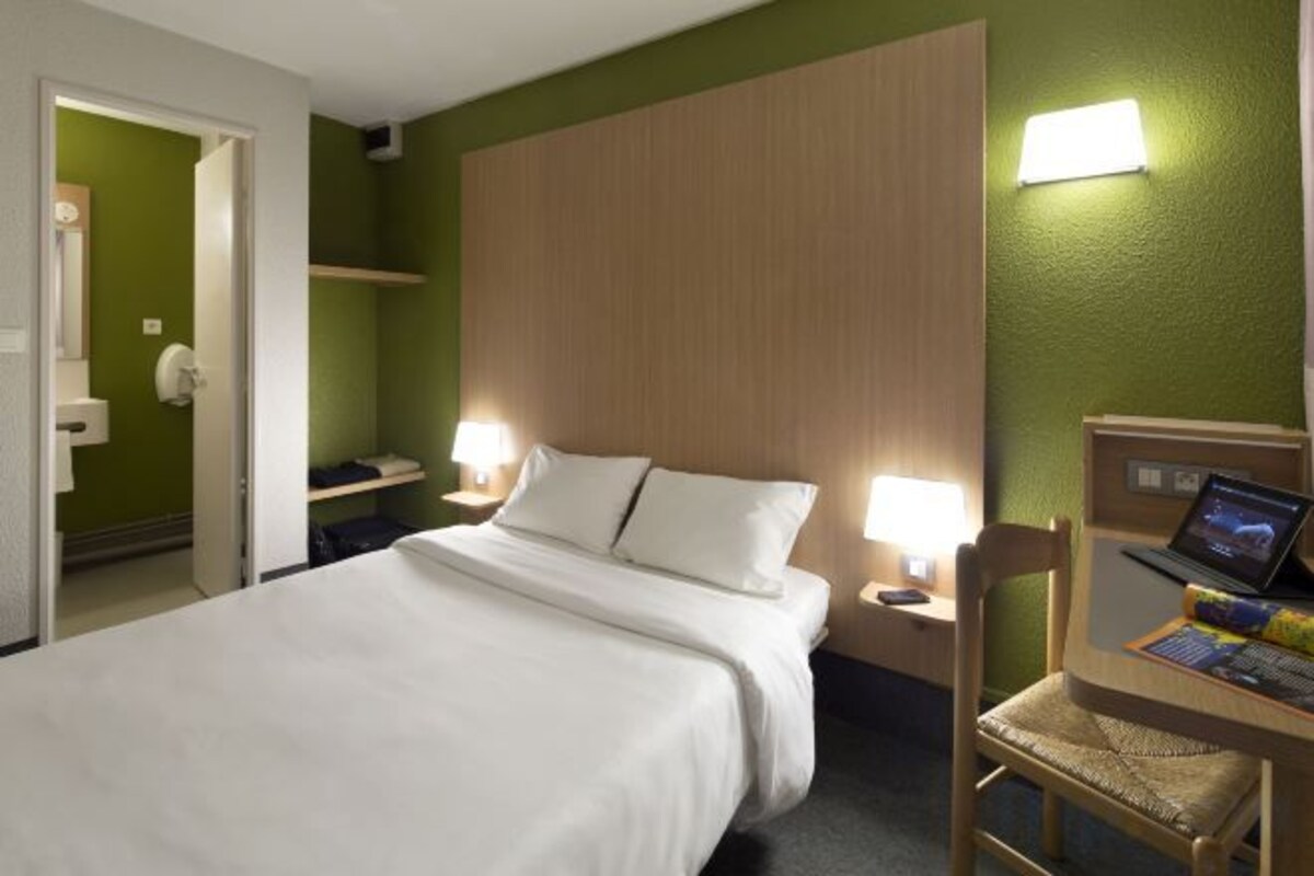 Premium bedding, desk, soundproofing, WiFi (free)