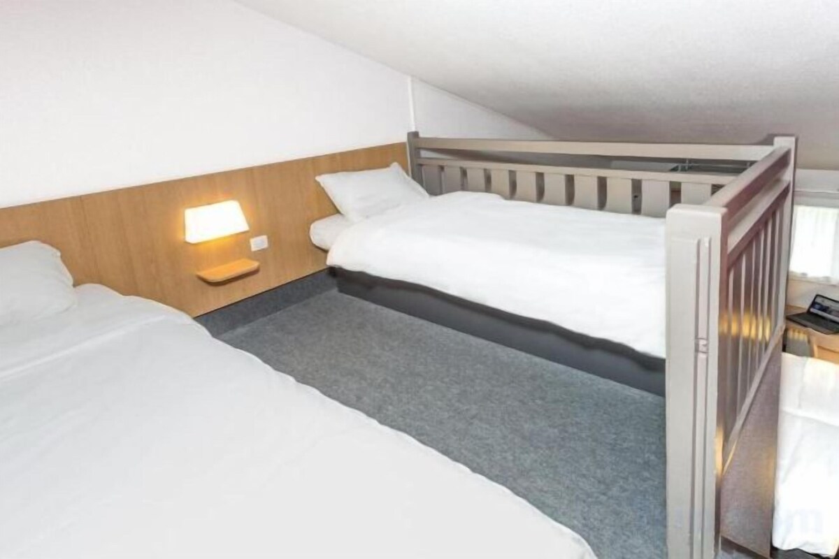 Ropa de cama de alta calidad, escritorio y sistema de insonorización