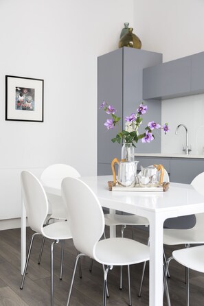 Apartment, 1 Bedroom (Kensington Gardens Square VI) | Living area