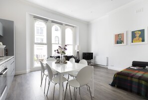 Living room - Kensington Gardens Square VI (London)