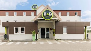 A B&B hotel with a modern design, featuring a prominent entrance and a clear sign above the door. - B&B HOTEL Metz Jouy-aux-Arches (Jouy-aux-Arches)