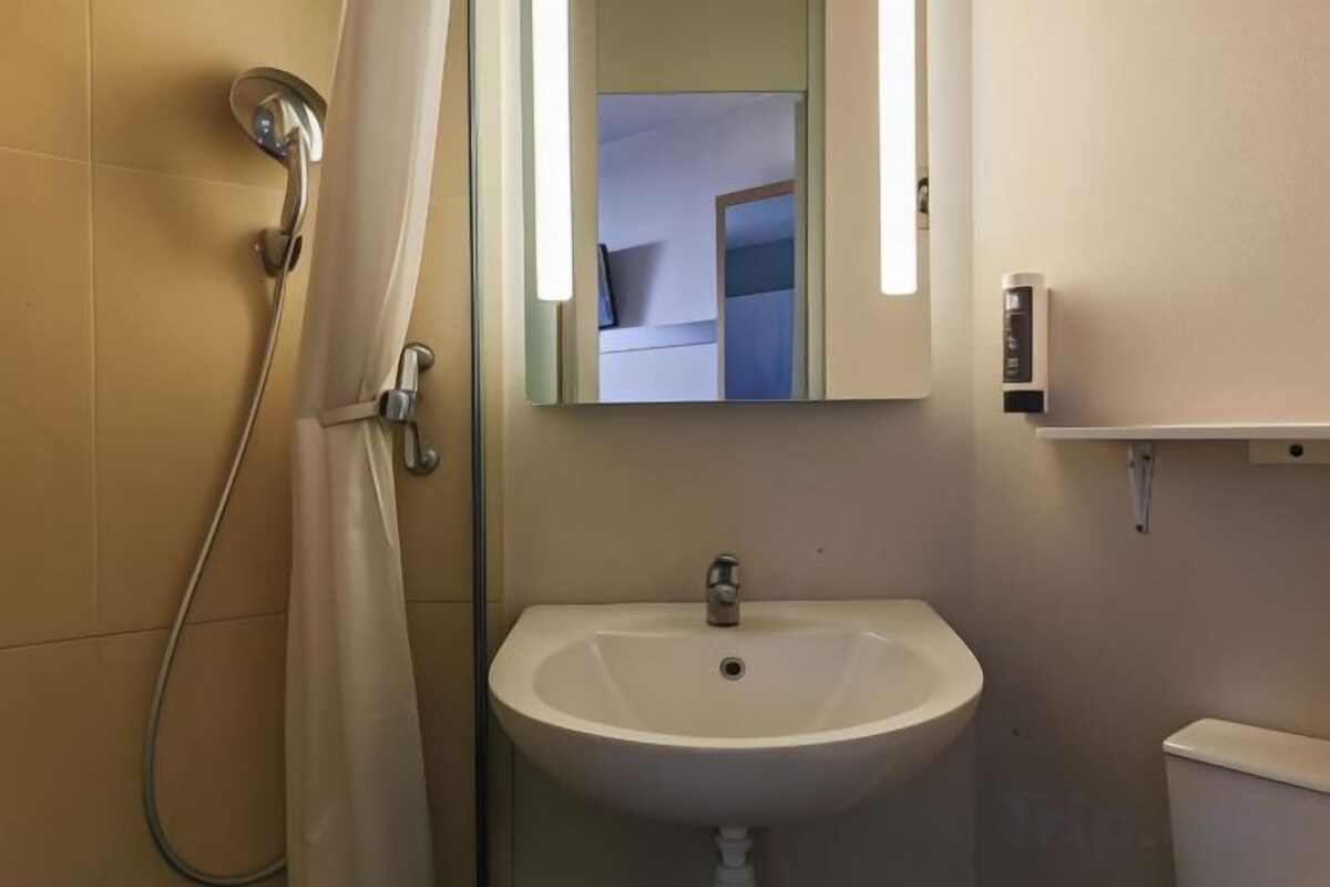 Bathroom | Shower, deep-soaking bathtub, rainfall showerhead, hair dryer