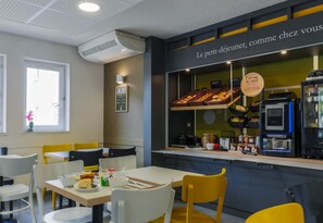 Petit déjeuner buffet servi tous les jours en supplément