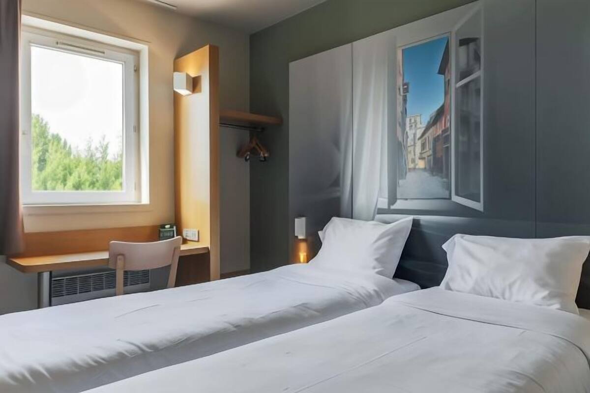 Hochwertige Bettwaren, Betten mit Memory-Foam-Matratzen, Schreibtisch
