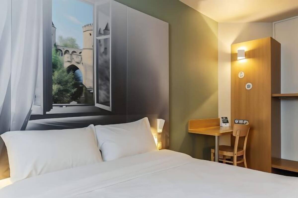 Hochwertige Bettwaren, Betten mit Memory-Foam-Matratzen, Schreibtisch