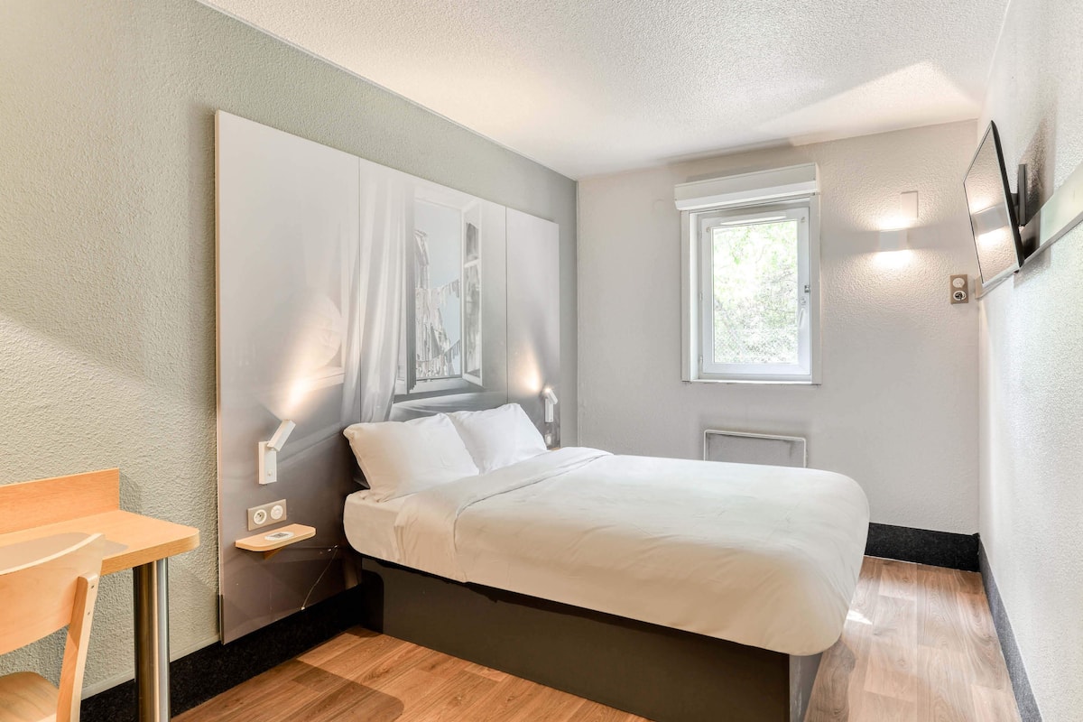 Premium bedding, down duvets, desk, blackout curtains