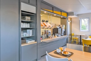 Buffet déjeuner servi tous les jours en supplément