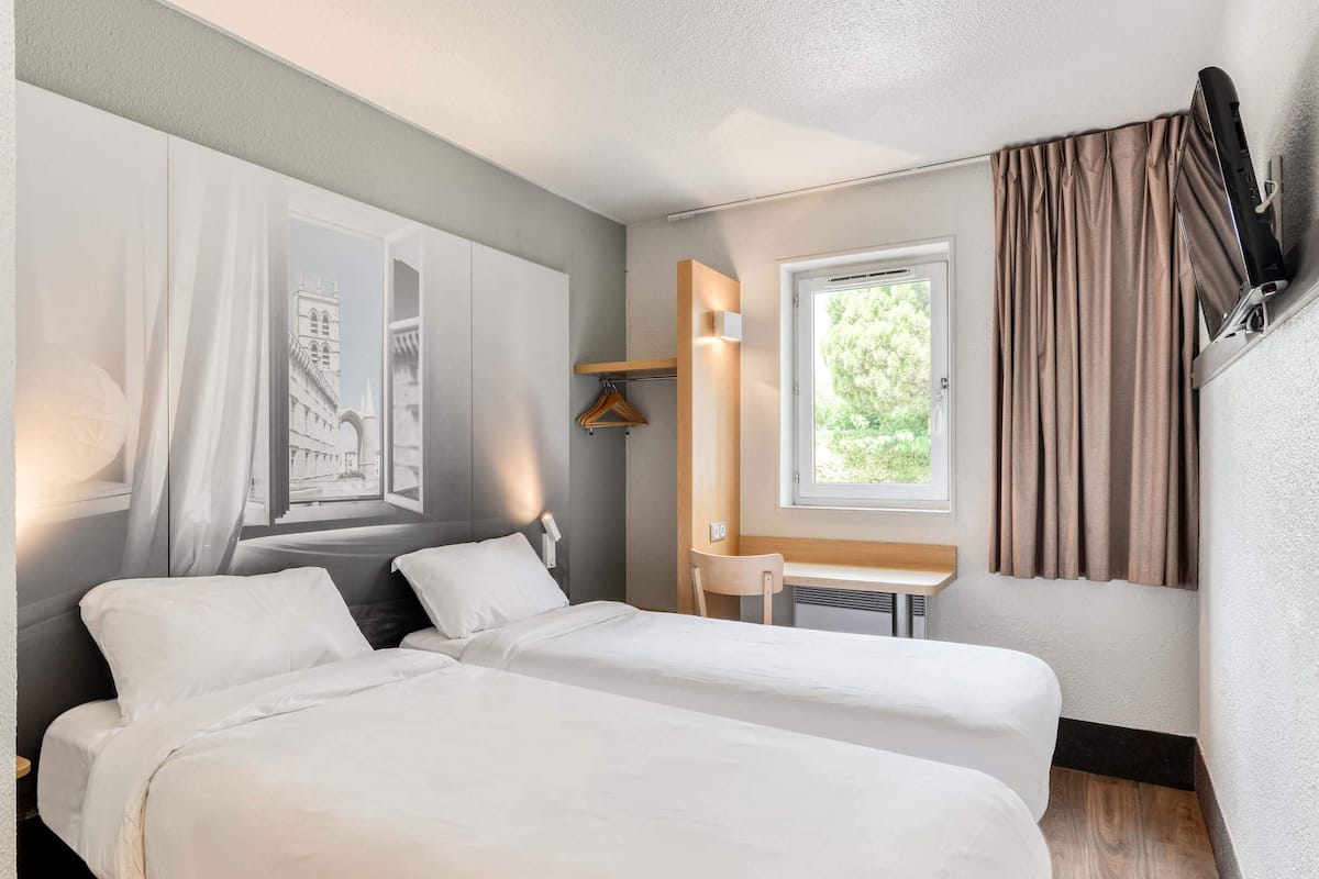 Premium bedding, down duvets, desk, blackout curtains