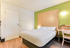 Chambre Double, accessible aux personnes à mobilité réduite, non-fumeurs | Literie de qualité supérieure, bureau, rideaux occultants