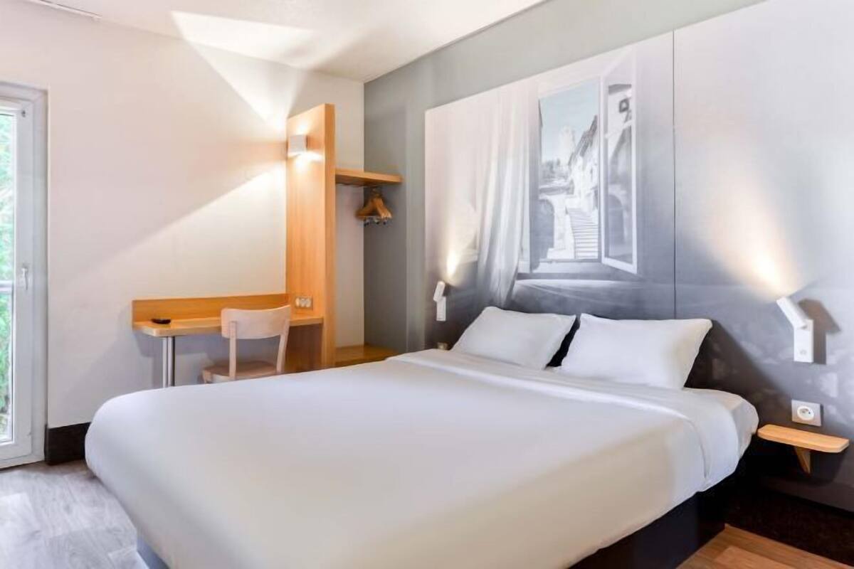 Ropa de cama de alta calidad, escritorio y cortinas blackout