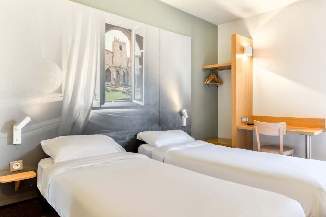 เครื่องนอนระดับพรีเมียม, โต๊ะทำงาน, ผ้าม่านกันแสง, ห้องเก็บเสียง