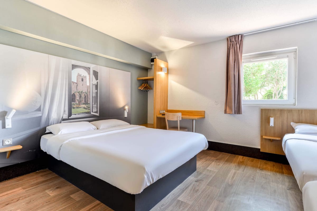 Chambre Quadruple, non-fumeurs | Literie de qualité supérieure, bureau, rideaux occultants