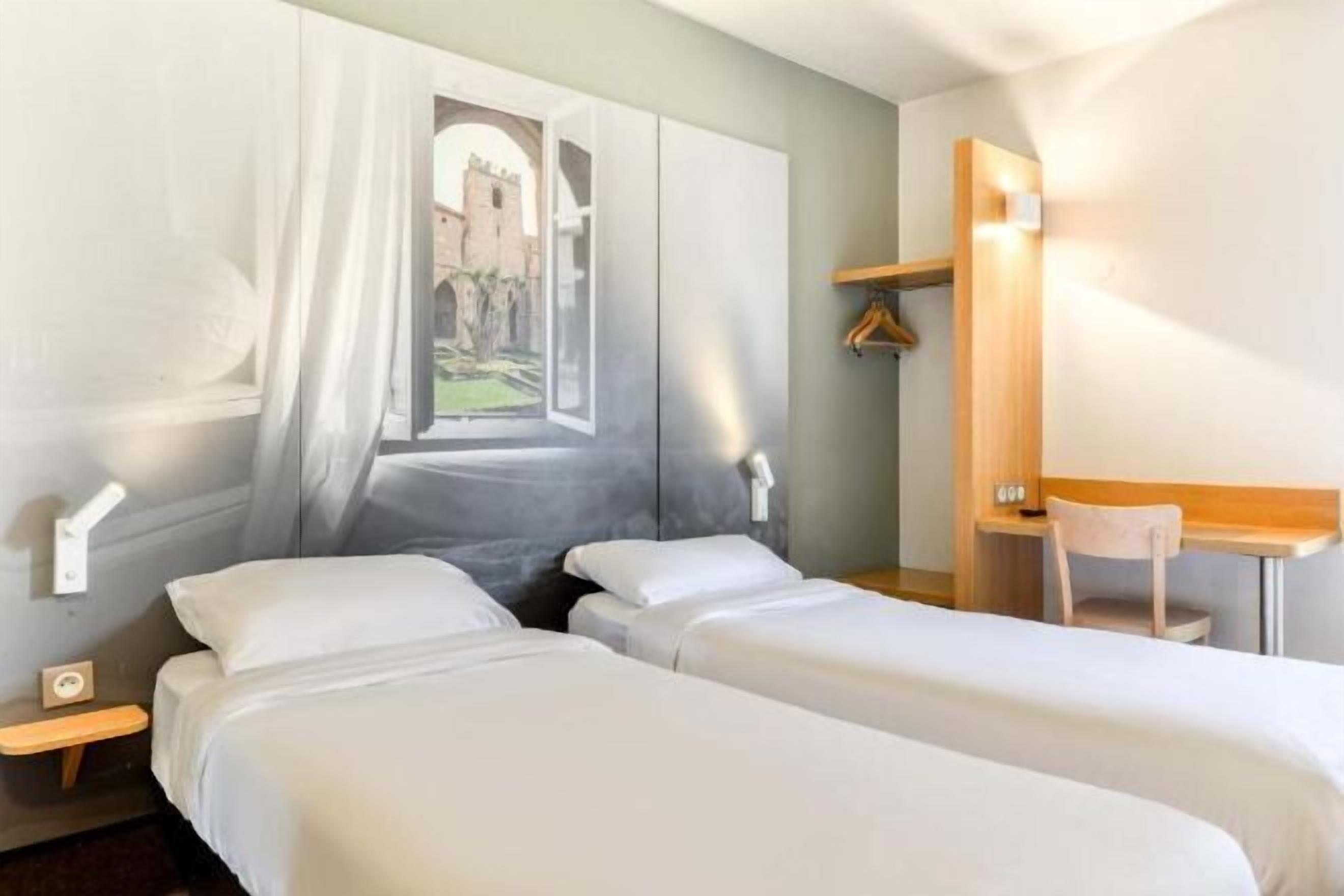 Ropa de cama de alta calidad, escritorio y cortinas blackout 