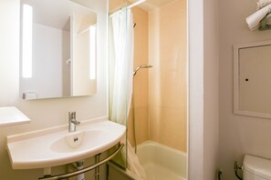 Een douche, gratis toiletartikelen, een haardroger, handdoeken