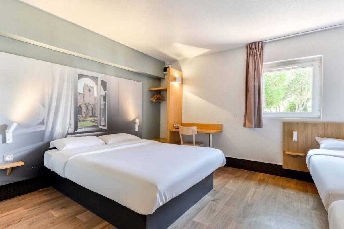 Ropa de cama de alta calidad, escritorio y cortinas blackout