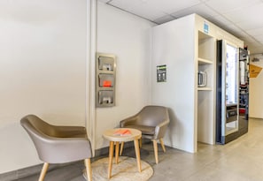 Lobby - B&B HOTEL Narbonne (1) (Narbonne)