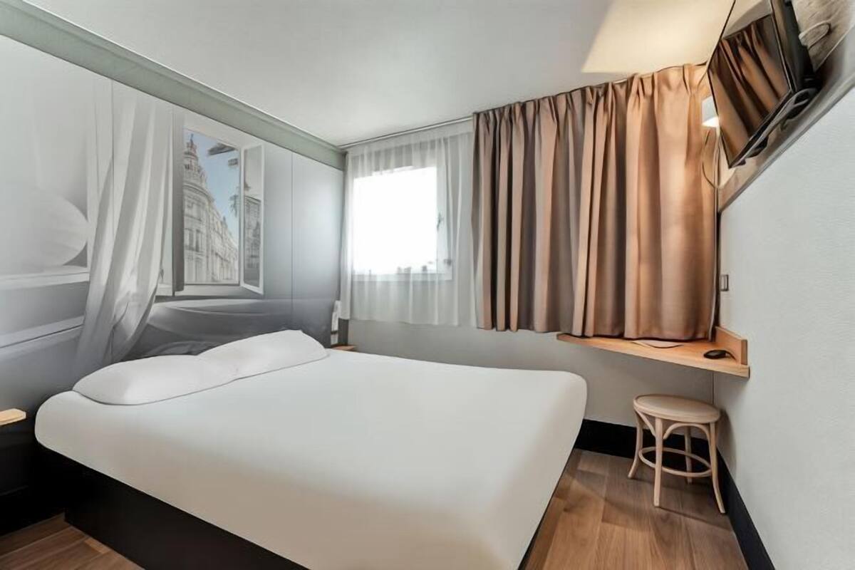 Premium bedding, desk, blackout curtains, soundproofing