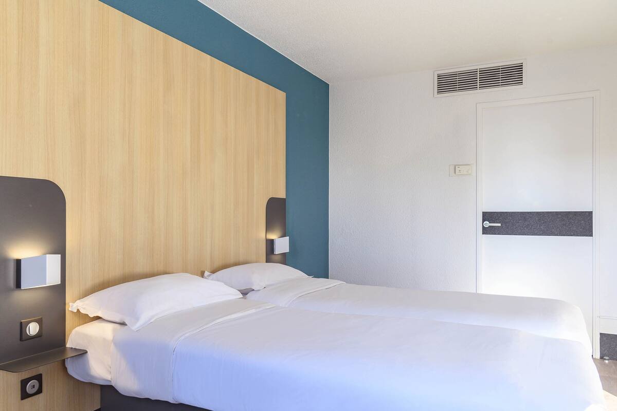 Twin Non-Smoking Room | Premium bedding, desk, laptop workspace, blackout drapes