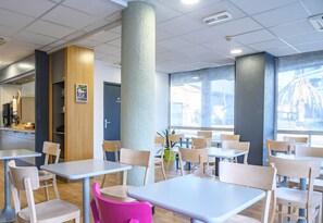 Daily buffet breakfast for a fee - B&B HOTEL Nîmes Centre (Nîmes)