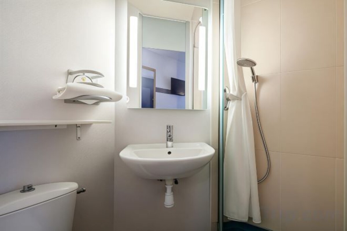 Bathroom | Shower, free toiletries, hair dryer (on request), towels