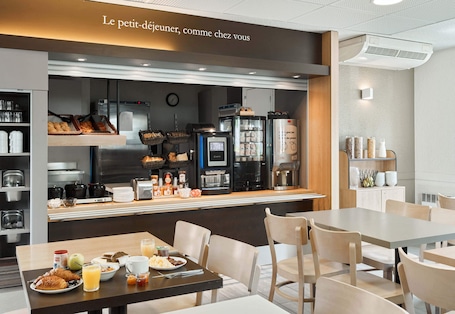 Restaurant. B&B HOTEL Noisy-le-Grand